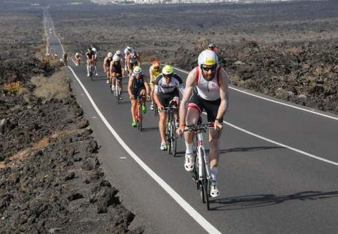 Espectacular-imagen-de-participantes-por-el-Parque-Nacional-Timanfaya